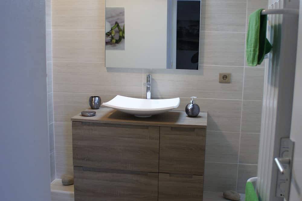 Entire apartment, Grand T2 of 59m with private garden and parking in the historic center Dijon in Dijon, Dijon region