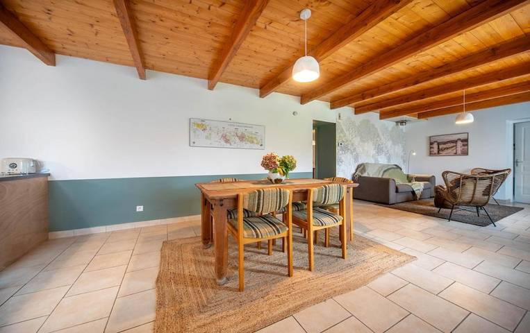 Location de vacances pour 6 personnes, avec terrasse dans La Charmee - 2