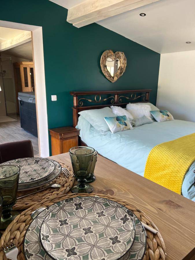 Location de vacances pour 2 personnes, avec jardin et piscine ainsi que vue et sauna à Bellegarde - 4