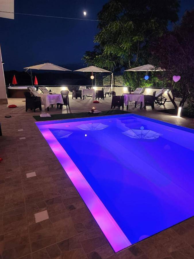 Location de vacances pour 2 personnes, avec Balcon et Jacuzzi ainsi que Terrasse et Jardin à Rosciano