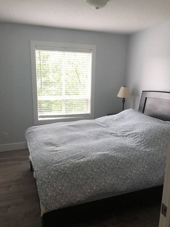 Ganze Wohnung, Blick auf die Berge, 1500 sqft 3 Br Penthouse Condo, Schlafmöglichkeiten für 8, mit Außenpool in Radium Hot Springs, Kootenay-Nationalpark