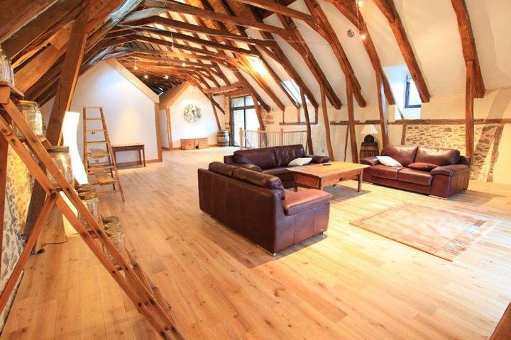Gîte pour 15 personnes, avec piscine ainsi que vue et terrasse, animaux acceptés à La Chapelle-Saint-Géraud