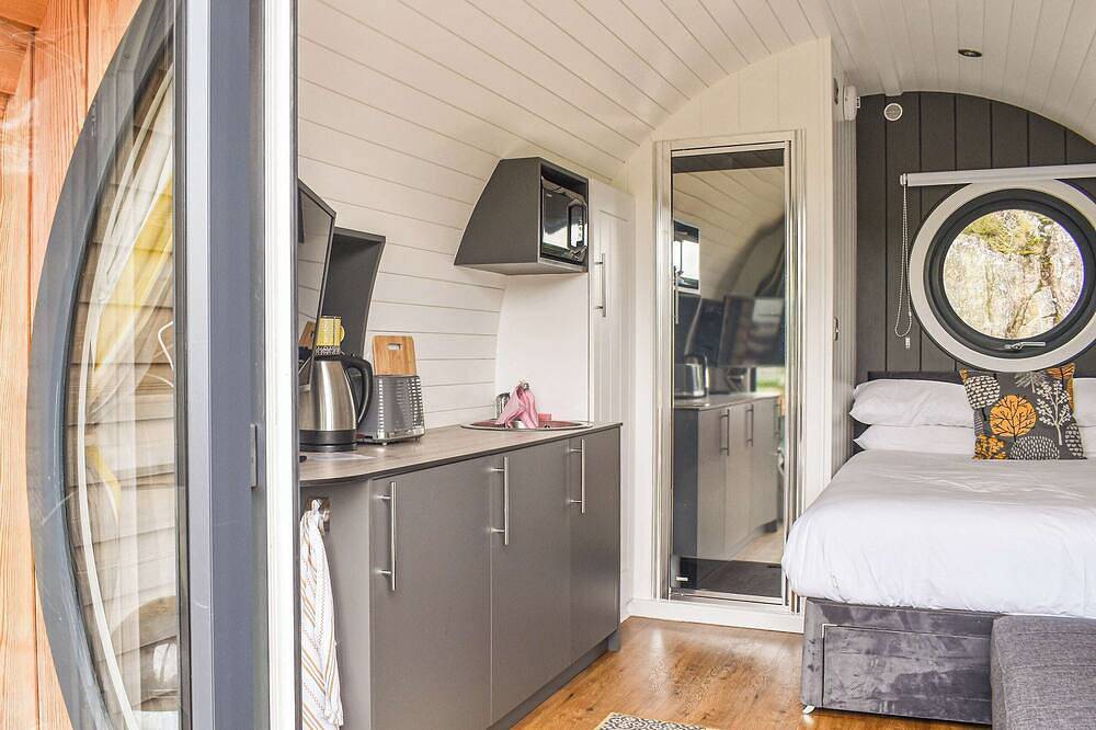 Glamping overlooking the loch. in Highlands