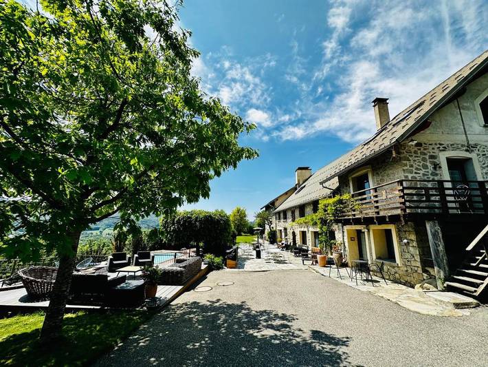 Maison d’hôte pour 3 personnes, avec Terrasse et Jacuzzi ainsi que Jardin et Piscine
