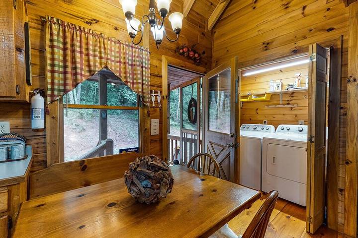Glamping for 6 people, with balcony and hot tub in Georgia