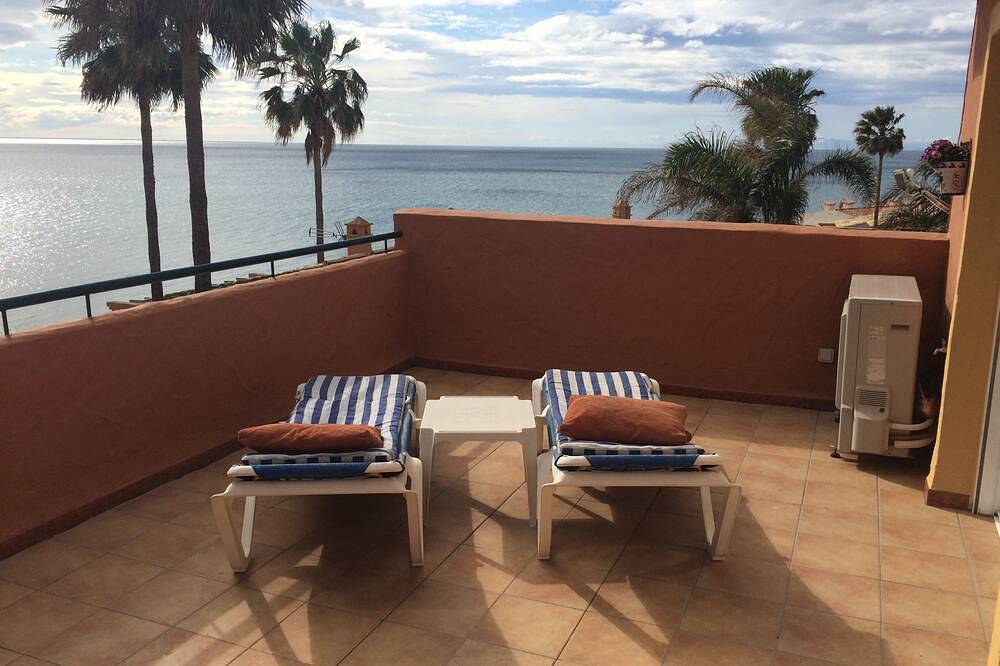 Apartamento entero, Moderno y cómodo ático de tres dormitorios con impresionantes vistas al mar in Buenas Noches, Estepona