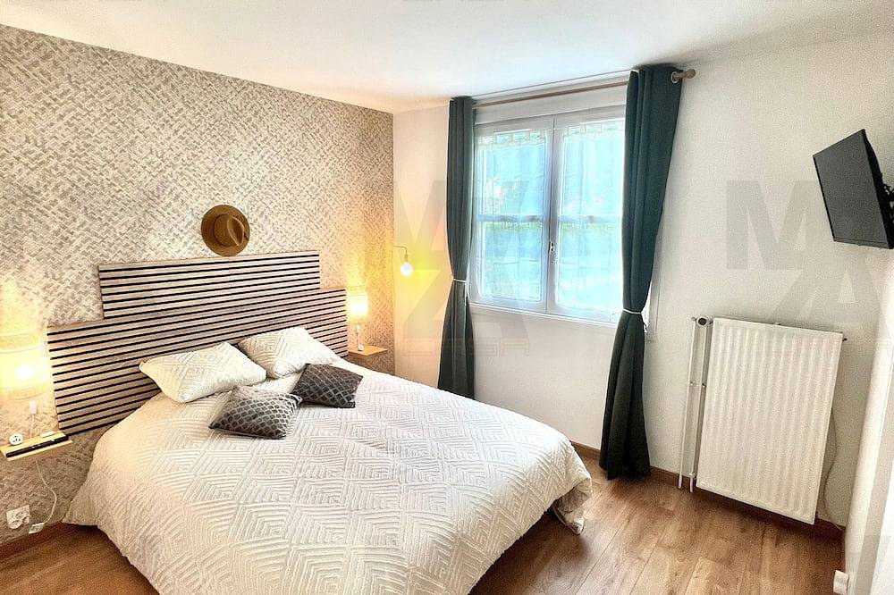 Entire apartment, ☀ Cuban Charm • 2 Bedrooms • Private Parking • Near Train Station ❤ in Cergy, Val-d'Oise