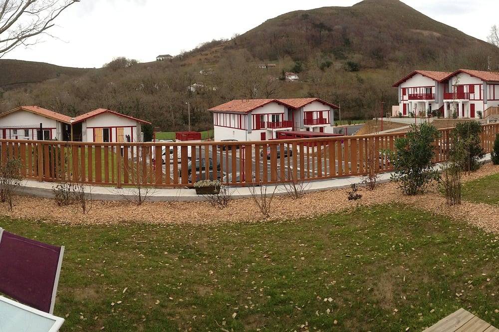 Appartement entier, Appartement basque avec jardin et vue sur la montagne, proche de l'océan in Ascain, Région de Bayonne