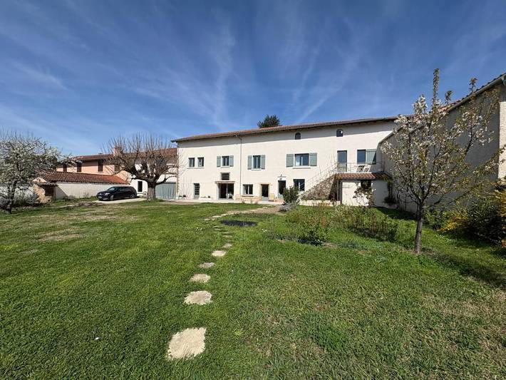 Location de vacances pour 16 personnes, avec Terrasse ainsi que Jardin et Vue à Reyrieux