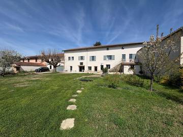 Cottage pour 16 personnes, avec terrasse ainsi que vue et jardin à Reyrieux