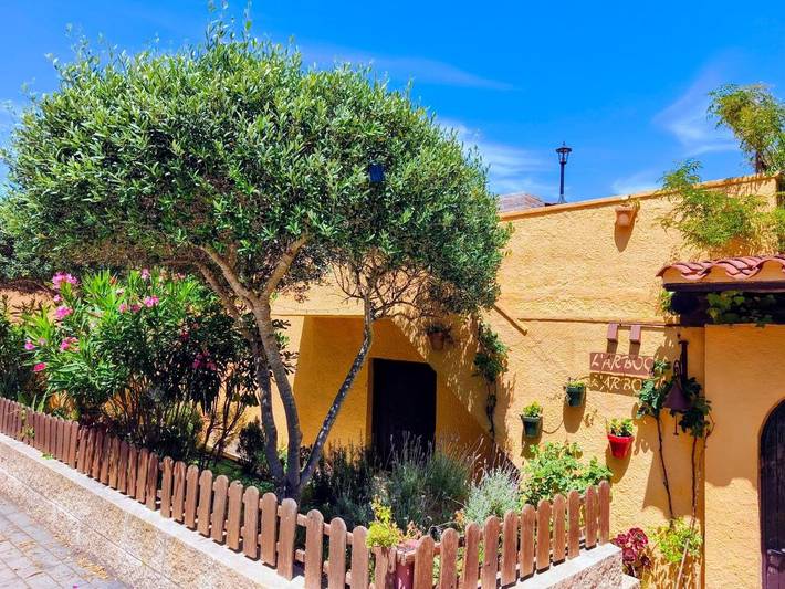 Location de vacances pour 5 personnes, avec jardin ainsi que vue et piscine, adapté aux familles à Vall-llobrega - 2