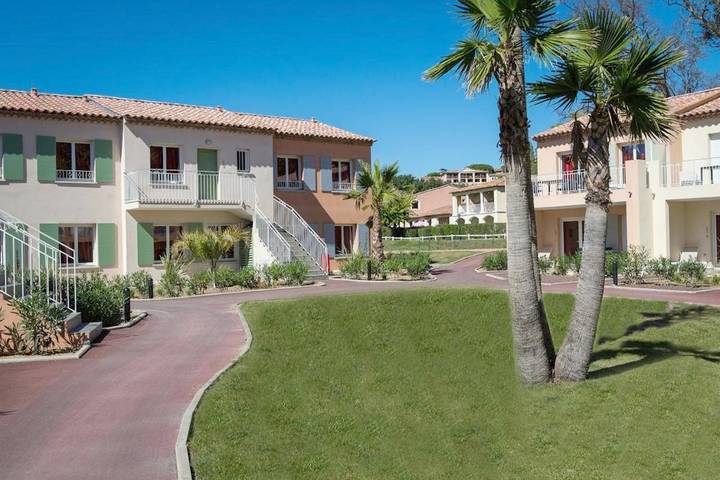 Appart’hôtel pour 6 personnes, avec jardin ainsi que balcon et piscine