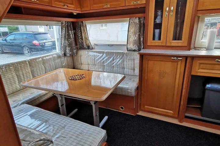 Ganze Wohnung, Mietwohnwagen Majestät, 1 Wohn-/Schlafzimmer mit Küchenzeile,  Sitzgelegenheit im Vorzelt, max. 4 Personen in Bad Mergentheim, Hohenlohe