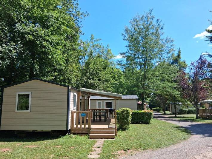 Camping pour 6 personnes, avec jardin et piscine ainsi que vue et terrasse