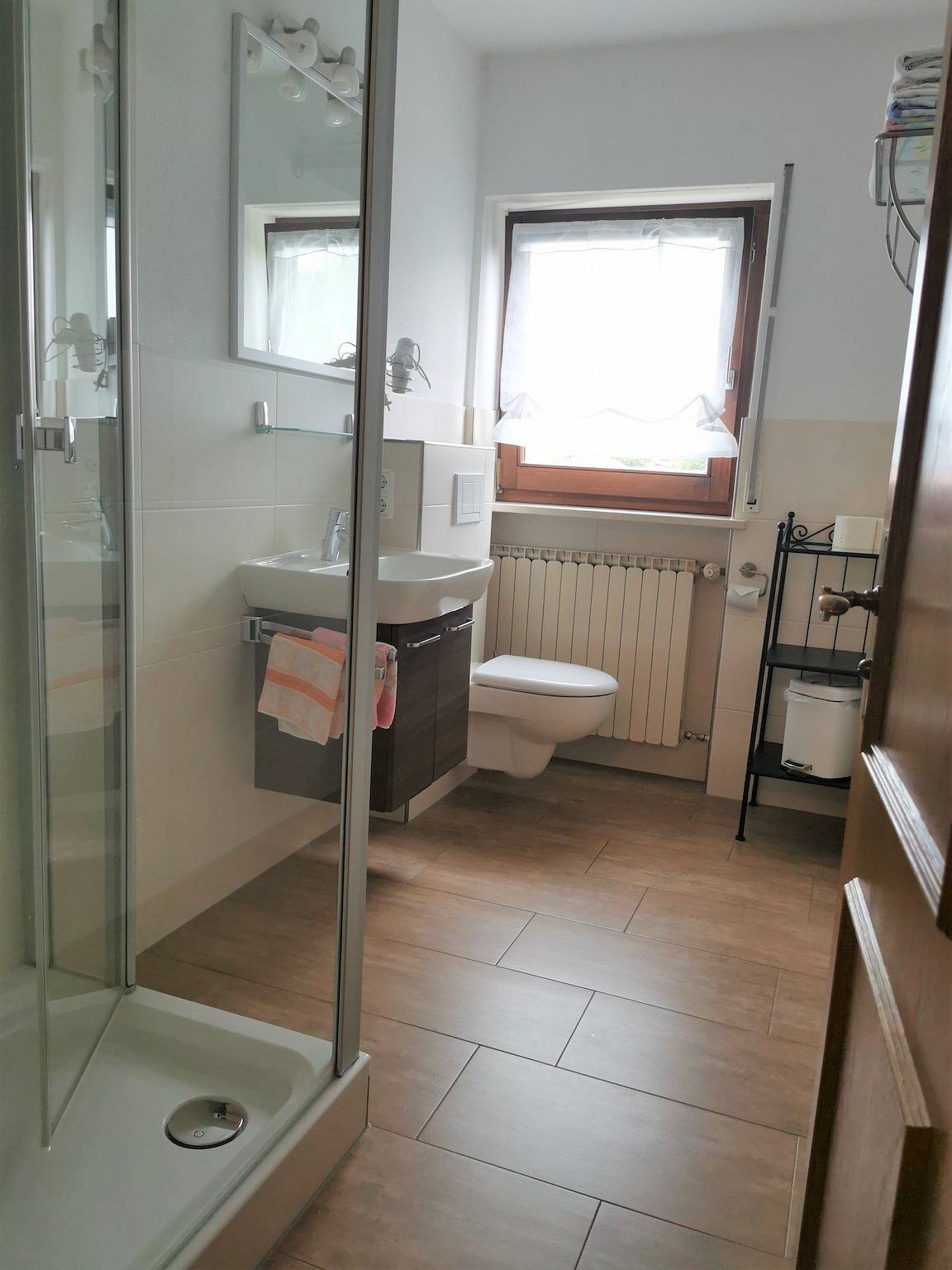 Ganze Ferienwohnung, Gästehaus Christine - Ferienwohnung Kornfeld, 76 qm, mit Küche und Balkon in Übersee, Chiemsee
