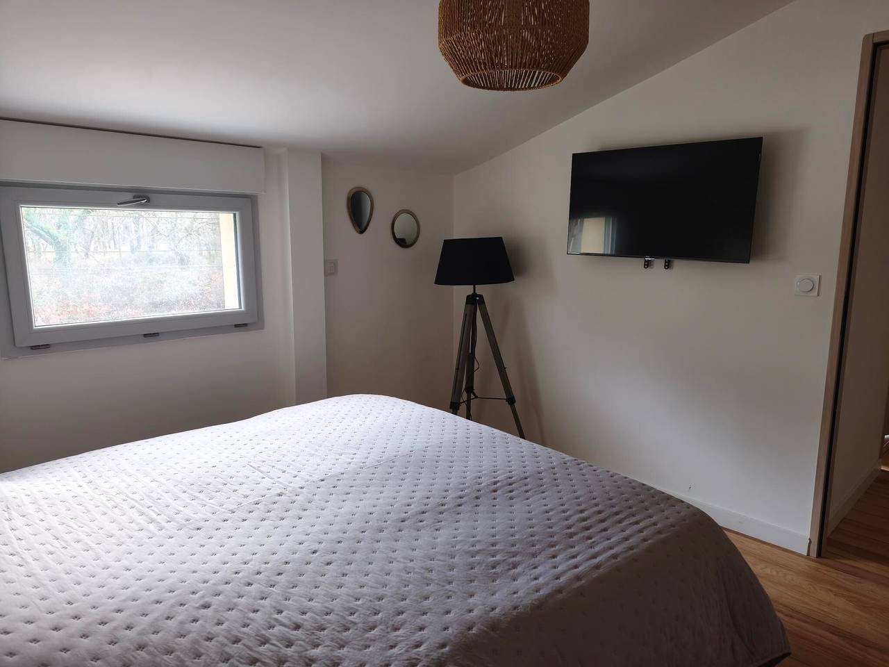 Apartamento entero, Apartamento “Cerca de Burdeos y la A10” con Wi-Fi y aire acondicionado in Saint-Loubès, Región de Burdeos