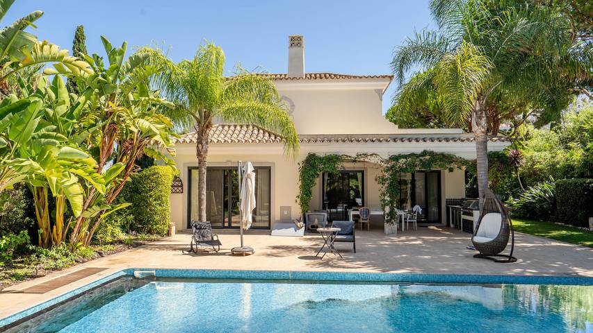 Villa for 12 people, with balcony and garden in Almancil