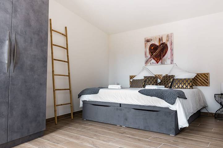 Renovierte Stadtferienwohnung im Herzen von Thann – 3 Schlafzimmer, Klimaanlage, in der Nähe von Wanderwegen in Thann, Regionaler Naturpark Belchen der Vogesen