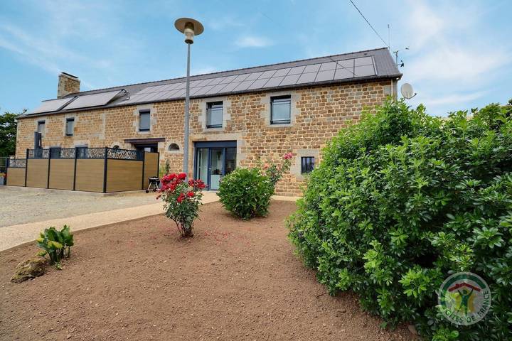 Gîte pour 7 personnes, avec Jacuzzi et Terrasse ainsi que Jardin et Piscine dans Coglès