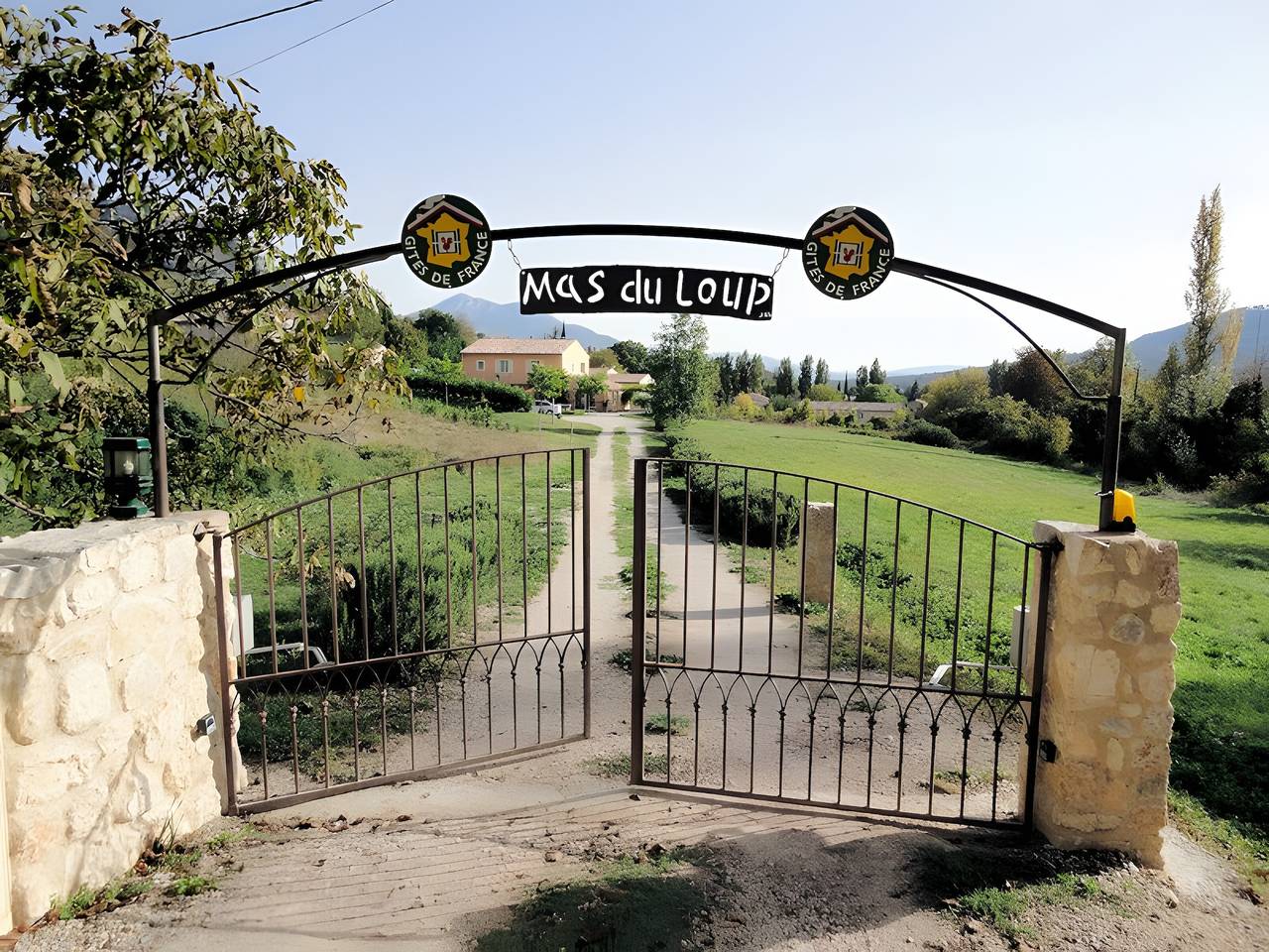 Bed & Breakfast „Le Mas Du Loup – Chambre Provence“ mit Bergblick, Gemeinschaftsterrasse und Wlan in Moustiers-Sainte-Marie, Regionaler Naturpark Verdon