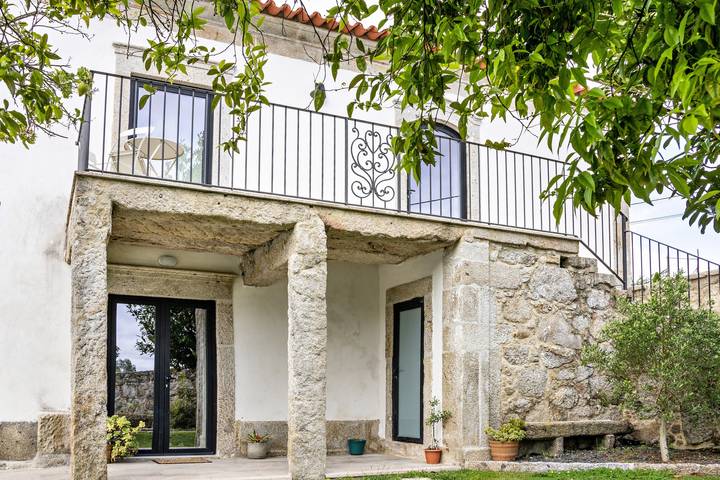 Entire apartment, Holiday Apartment 'Casa do Mestre T2' with Mountain View, Pool and Wi-Fi in Vila de Punhe, Viana do Castelo District