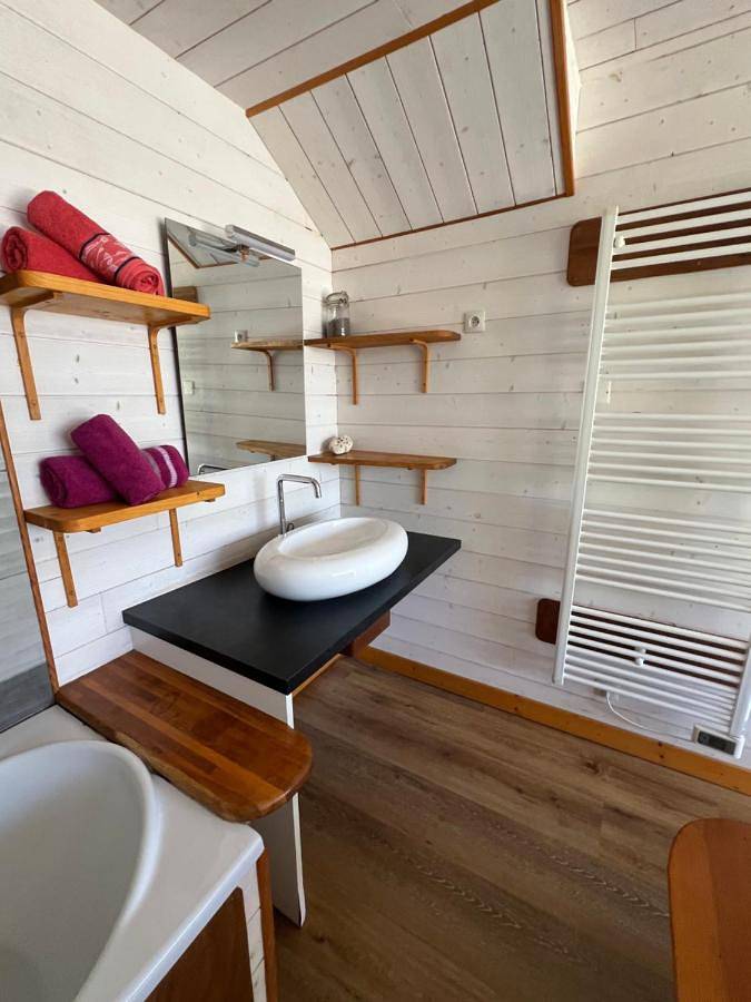 Location de vacances pour 6 personnes, avec vue sur le lac ainsi que jardin et vue, animaux acceptés à Youx - 3