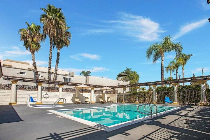 Hotel for 4 people, with pool and hot tub - 1