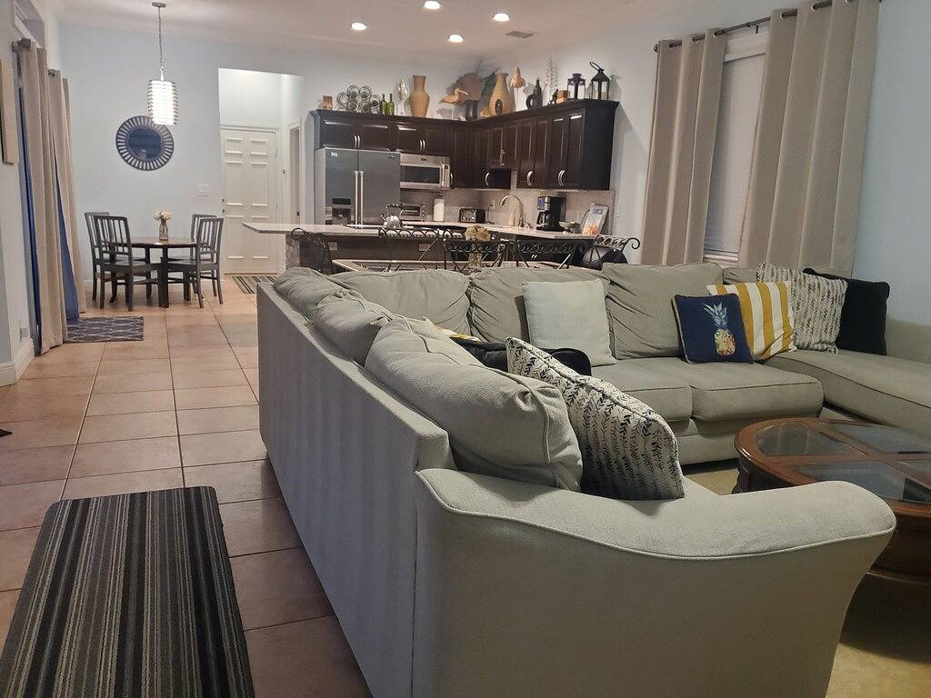 Fully Equipped 3/3 w/ hot tub 1 Mile To Beach in Lantana, Palm Beach County