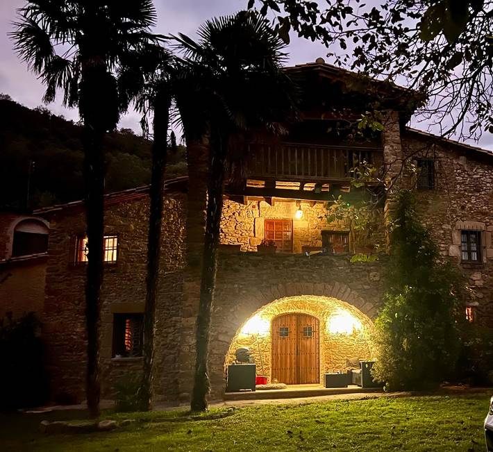 Chalet para 10 personas, con piscina además de jacuzzi y jardín, Se admiten mascotas en Garrotxa