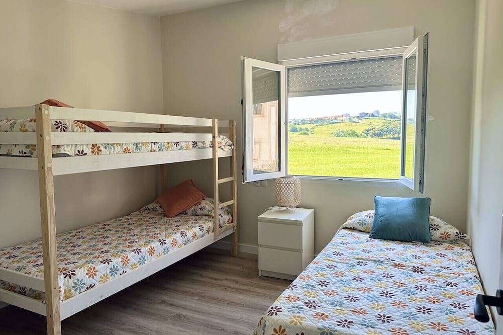 Entire apartment, Detached house with garden Ajo Beach -12020 in Bareyo, Cantabrian Coast
