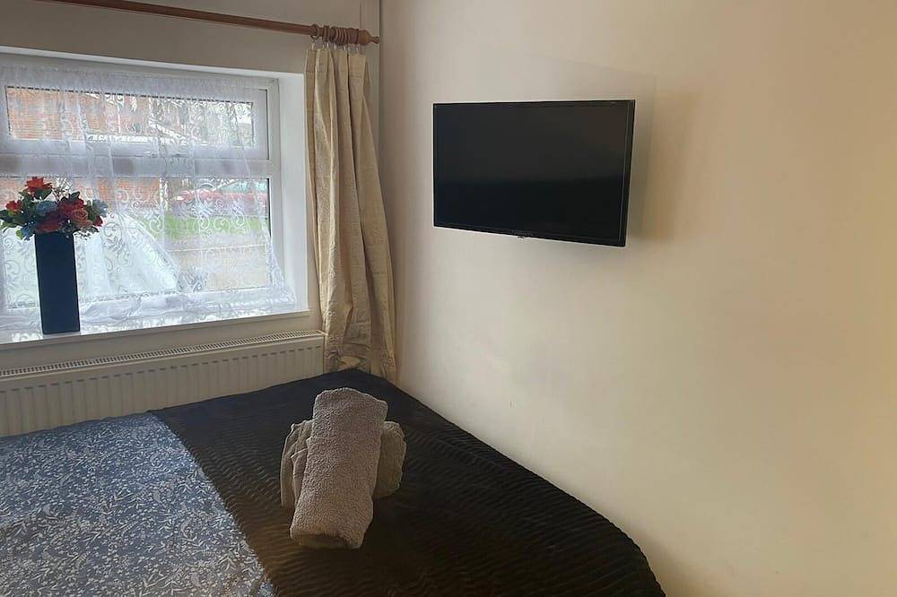 Entire apartment, 1 bed Studio - Sleeps 2 - Free Parking in Coventry, Birmingham Area