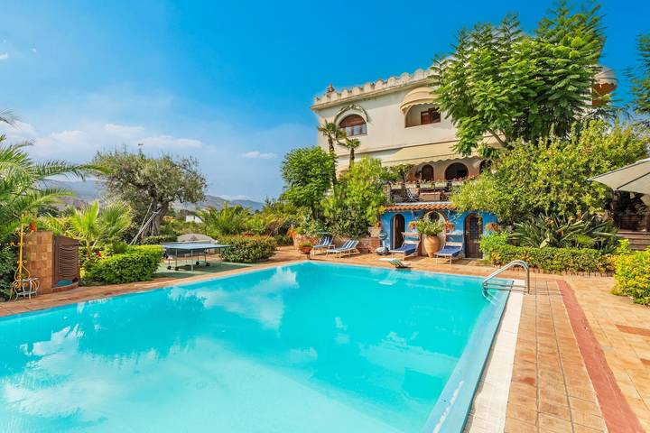 Casa vacanza per 14 persone, con Balcone e Giardino nonché Piscina per bambini a Taormina
