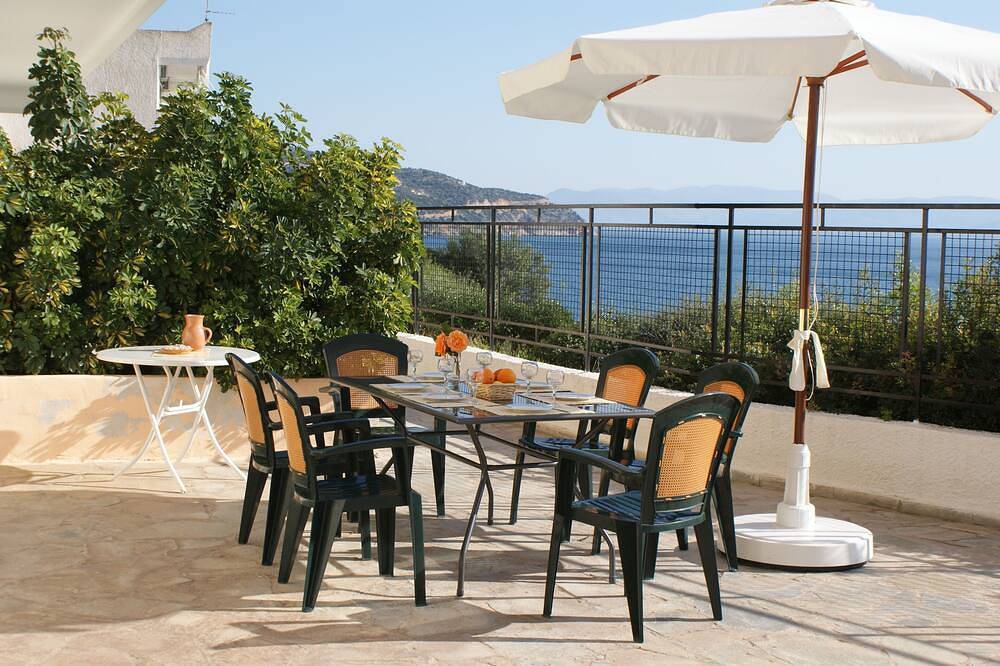 Ganze Wohnung, Sunrise 4 - Beautifully Located Air Conditioned Apartment Above Beach in Xiropigado, Kynouria