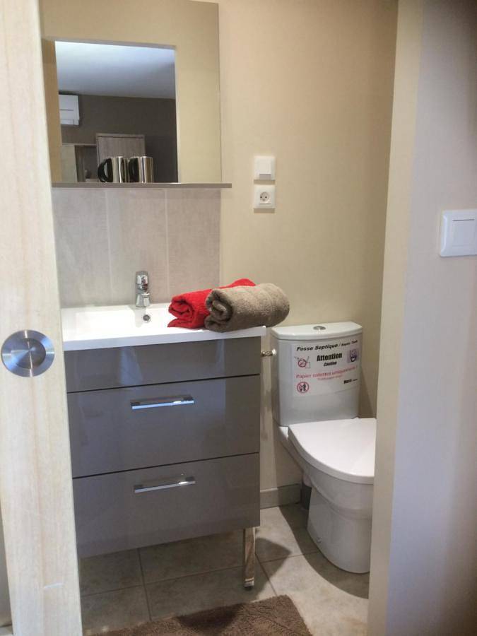Double Room with Private Bathroom in Cazouls-lès-Béziers, Côte méditerranéenne (France)