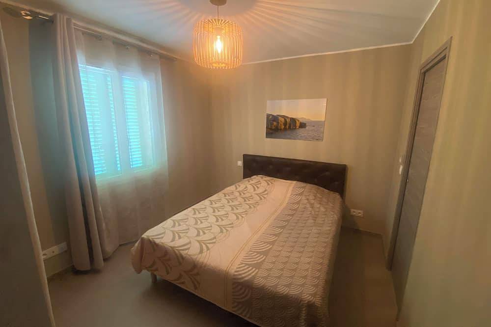 Comfortable 8-person villa with pool and sea view in Sant Ambroggio, Lumio