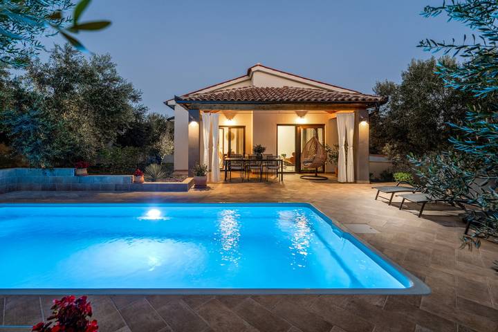 Villa für 5 Personen, mit Pool und Terrasse - 1