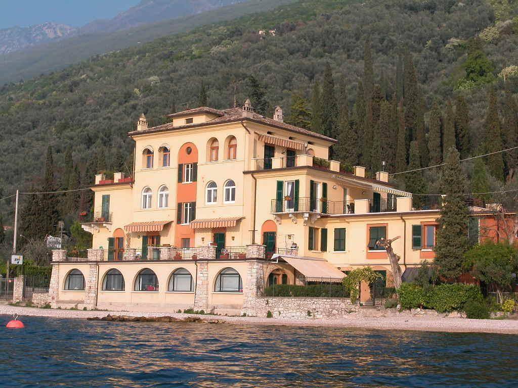 Ganze Ferienwohnung, Wohnung 'Beach House' mit Wasserblick in Castelletto di Brenzone, Brenzone