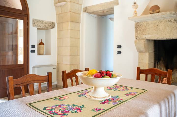 Entire apartment, Apartment 'Masseria Giancola - La Corte' with Private Terrace, Wi-Fi and Air Conditioning in Bagnolo del Salento, Lecce Province