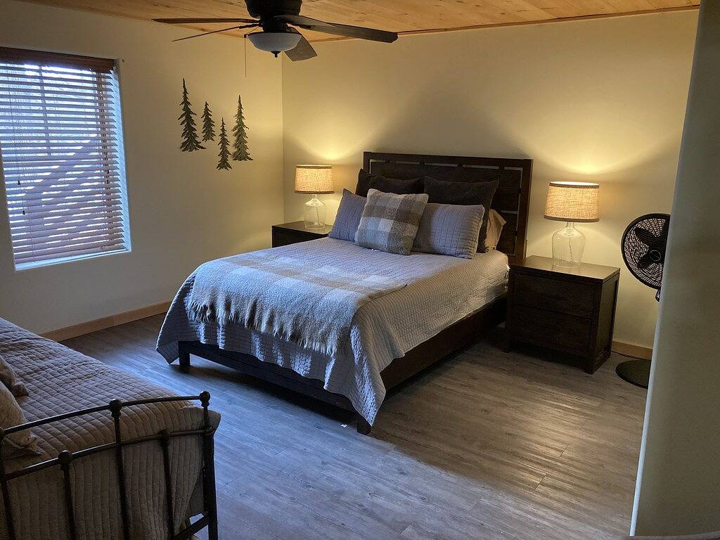 Ganze Wohnung, Beautiful 2-bedroom with private outdoor space. 5min walk to Main Street. in Lake Placid, Adirondack Mountains