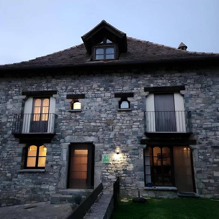 Casa rural para 2 personas, con vistas además de jardín y balcón en Pirineo Aragonés