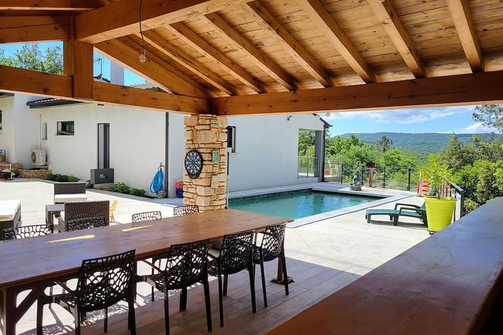 Location de vacances pour 6 personnes, avec terrasse et jardin à Saint-Julien-de-Peyrolas