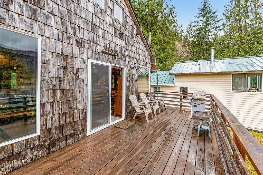 Adorable lake hideaway with free Wifi, spacious deck, lake views, & shared dock in Lake Crescent