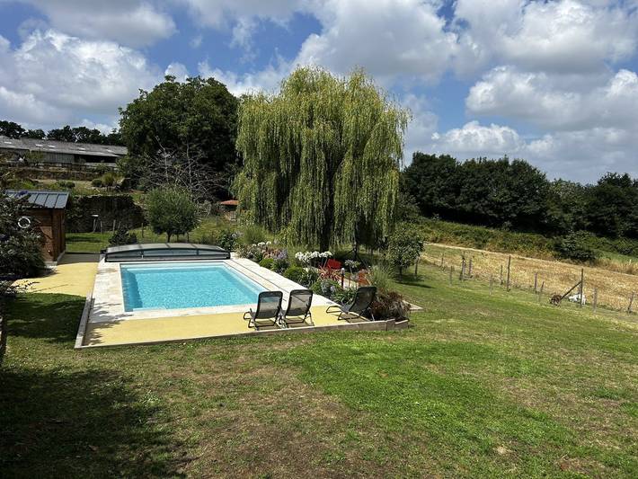 Gîte pour 15 personnes, avec terrasse ainsi que jardin et piscine, animaux acceptés