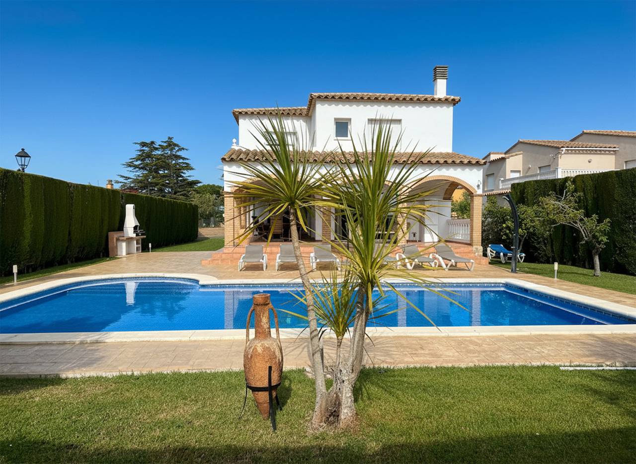 Stylish villa with private pool in Bay of Roses in Sant Pere Pescador, Upper Empordà