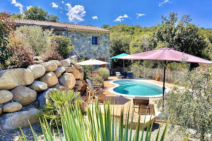 Location de vacances pour 7 personnes, avec terrasse et jardin à Ventiseri