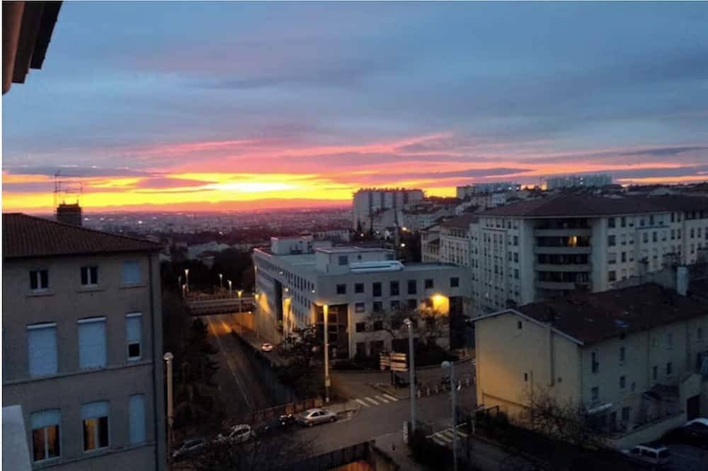 Entire apartment, View of Fourvière, 1 min from the metro + free, secure parking in Caluire-et-Cuire, Lyon region