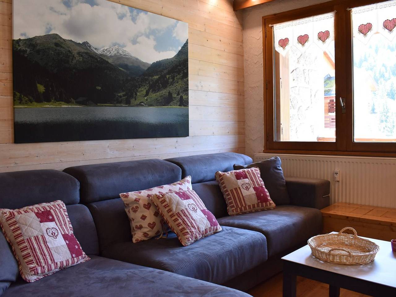 Entire apartment, Spacious 4-Room Cabin Apartment for 8 with Balcony, Near Ski Pistes and Shops in Méribel in Méribel, Les Allues