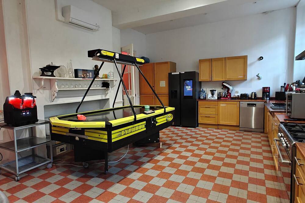 Geek Castle : un château full de flippers / arcades et un grand jacuzzi chaud in Seurre, Région de Beaune