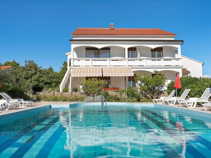Ferienwohnung für 4 Personen, mit Terrasse und Garten sowie Pool auf Vir