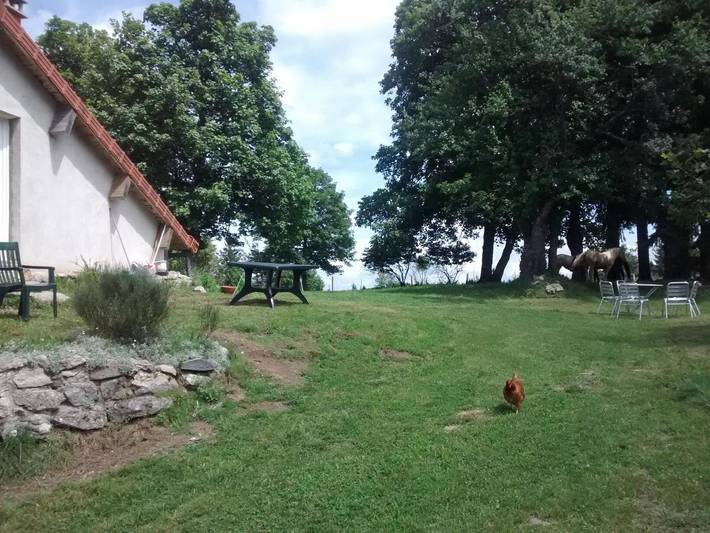 Location de vacances pour 4 personnes, avec vue ainsi que terrasse et jardin à Lanarce - 2